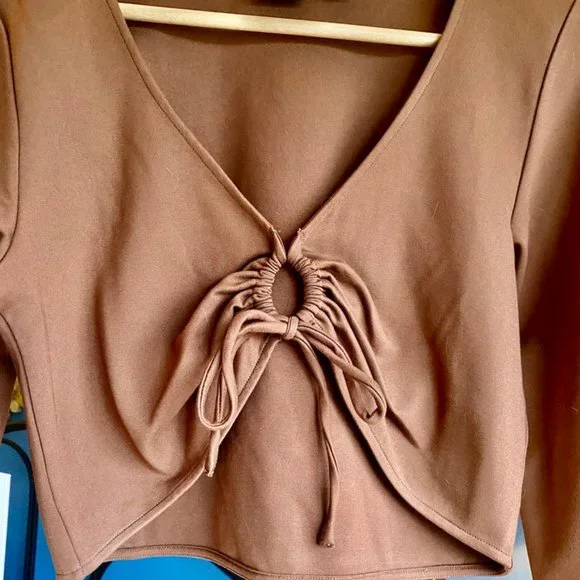 NWT Aritzia Sun-Deh Sunday Best Far Out Long Sleeved Crop Top - Picture 2 of 5